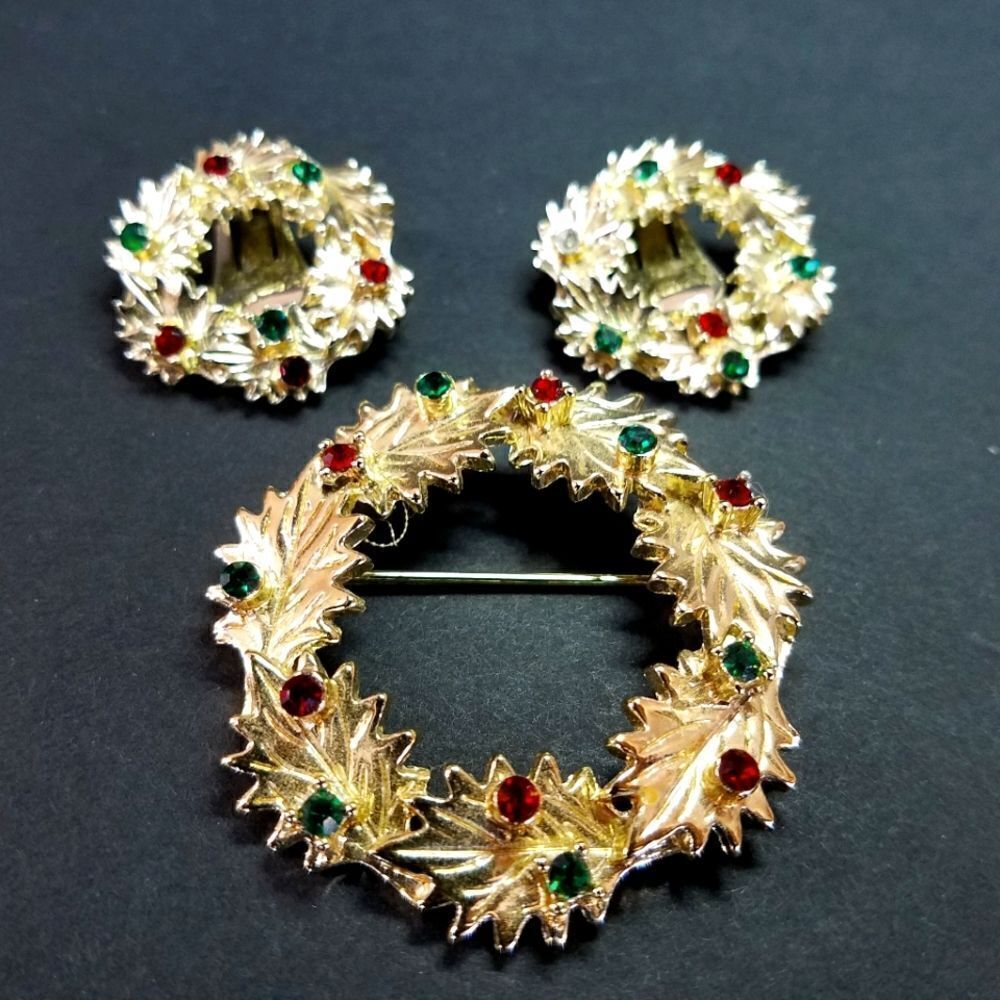 Vintage 60's Signed DODDS Rhinestone GoldTone Christmas Wreath Brooch & Earrings